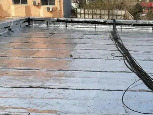 丹巴卫生间漏水维修公司分享下丹巴屋面楼顶防水刚性防水层施工要点。